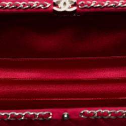 Pre Owned حقيبة شانييل كلاتش بحزام سلسلة من الساتان الوردي المبطن بحزام 