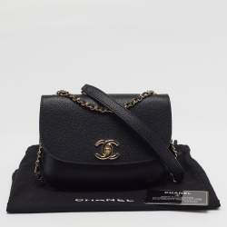 مملوكة مسبقًا حقيبة شانيلا ش.ش جلد أسود منحني بغطاء كتف