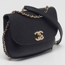 مملوكة مسبقًا حقيبة شانيلا ش.ش جلد أسود منحني بغطاء كتف