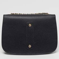 مملوكة مسبقًا حقيبة شانيلا ش.ش جلد أسود منحني بغطاء كتف