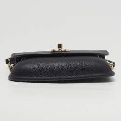 مملوكة مسبقًا حقيبة شانيلا ش.ش جلد أسود منحني بغطاء كتف