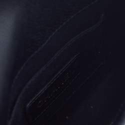 مملوكة مسبقًا حقيبة شانيلا ش.ش جلد أسود منحني بغطاء كت ف