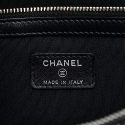 مملوكة مسبقًا حقيبة كلتش معصم شانيل شعار الكاميليا قماش أسود مطلي