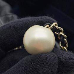 Pre Owned حقيبة شانيل صغيرة على الكتف بسلسلة لؤلؤية سوداء من جلد الحمل ولؤلؤ صناعي