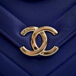 مملوكة مسبقًا Chanel Blue Small Chevron Calfskin Envelope Flap