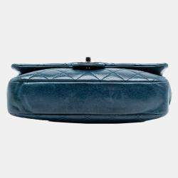 Pre Owned حقيبة شانيل فلاب بلون أزرق متوسط من جلد العجل وعمرها مزدوج اللون