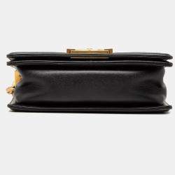 مملوكة مسبقًا حقيبة رفرف  شانيل جلد مخملي أسود وأحمر صغير وعجل