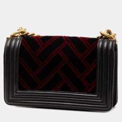 مملوكة مسبقًا حقيبة رفرف شانيل جلد مخملي أسود وأحمر صغير وعجل