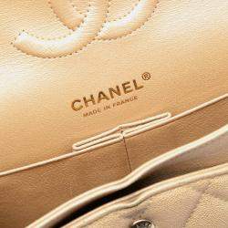 Pre Owned حقيبة شانيل بنية كلاسيكية متوسطة الحجم بشفاه مزدوجة إيريديسنت كافيار