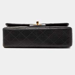 مملوكة مسبقًا حقيبة صغيرة شانيل كلاسيك جلد خروف سوداء ذات غطاء مزدوج