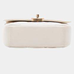 Pre Owned قلب شانيّل أبيض مبطّن صغير من جلد الخراف بشعار CC للقطع النقدية