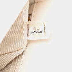 Pre Owned قلب شانيّل أبيض مبطّن صغير من جلد الخراف بشعار CC للقطع النقدية