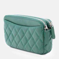 مملوكة مسبقًا محفظة شانيال بسلسلة جلد خروف مبطن أخضر سي سي بسحاب مزدوج