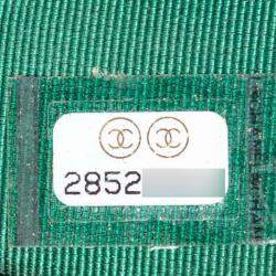 مملوكة مسبقًا محفظة شانيال بسلسلة جلد خروف مبطن أخضر سي سي بسحاب مزدوج