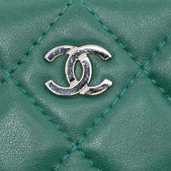 مملوكة مسبقًا محفظة شانيال بسلسلة جلد خروف مبطن أخضر سي سي بسحاب مزدوج