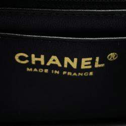 Pre Owned حقيبة شانيل قلاب صغير بمقبض علوي مطراز من جلد الحملان الأسود