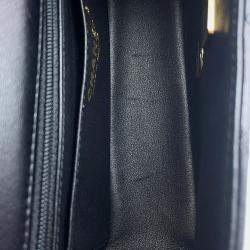 Pre Owned حقيبة شانيل قلاب صغير بمقبض علوي مطراز من جلد الحملان الأسود