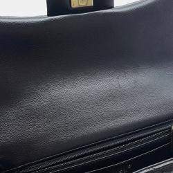 Pre Owned حقيبة شانيل قلاب صغير بمقبض علوي مطراز من جلد الحملان الأسود