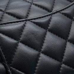 Pre Owned حقيبة شانيل قلاب صغير بمقبض علوي مطراز من جلد الحملان الأسود