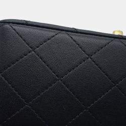 Pre Owned حقيبة شانيل قلاب صغير بمقبض علوي مطراز من جلد الحملان الأسود