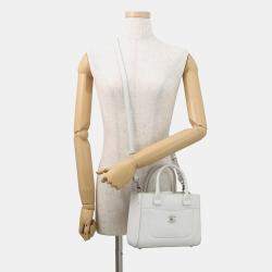 Pre Owned حقيبة شانيل نيو إكزكيتيف ٢ واي جلد أبيض حجم صغير