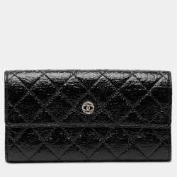 مملوكة مسبقًا Chanel Black Distressed Quilted Patent Brilliant Flap Long Wallet