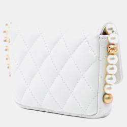مملوكة مسبقًا Chanel White Quilted Lambskin About Pearls Card Holder On Chain