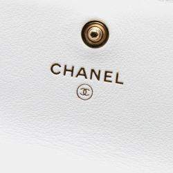 مملوكة مسبقًا Chanel White Quilted Lambskin About Pearls Card Holder On Chain