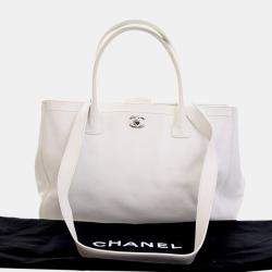 Pre Owned حقيبة توت شانيال تنفيذية من جلد العجل الأبيض متوسط ​​الحجم