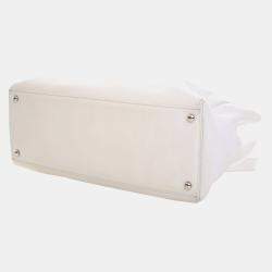 Pre Owned حقيبة توت شانيال تنفيذية من جلد العجل الأبيض متوسط ​​الحجم