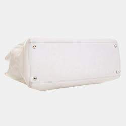 Pre Owned حقيبة توت شانيال تنفيذية من جلد العجل الأبيض متوسط ​​الحجم