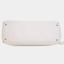 Pre Owned حقيبة توت شانيال تنفيذية من جلد العجل الأبيض متوسط ​​الحجم