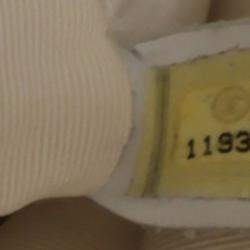 Pre Owned حقيبة توت شانيال تنفيذية من جلد العجل الأبيض متوسط ​​الحجم