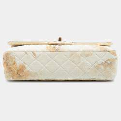 مملوكة مسبقًا حقيبة شانيل قلاب مزدوج زهري قماشي مطبوع كلاسيكي أبيض/بيج متوسط