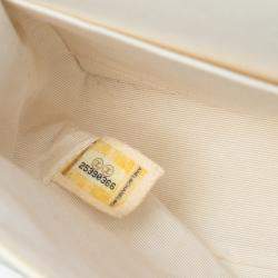 مملوكة مسبقًا حقيبة شانيل قلاب مزدوج زهري قماشي مطبوع كلاسيكي أبيض/بيج متوسط