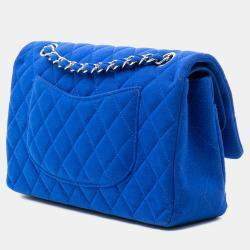 مملوكة مسبقًا حقيبة شانيل زرقاء وسط قماش جيرسي بطيتين
