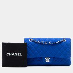مملوكة مسبقًا حقيبة شانيل زرقاء وسط قماش جيرسي بطيتين