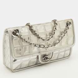 Pre Owned حقيبة شانيل مكعب ثلجي فضي بار مبطن بي في سي وجلد معدني قلاب