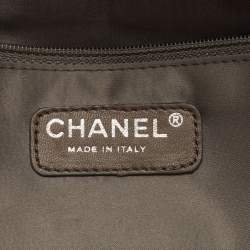 Pre Owned حقيبة شانيل مكعب ثلجي فضي بار مبطن بي في سي وجلد معدني قلاب