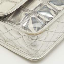 Pre Owned حقيبة شانيل مكعب ثلجي فضي بار مبطن بي في سي وجلد معدني قلاب