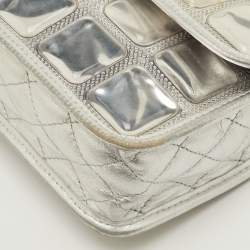 Pre Owned حقيبة شانيل مكعب ثلجي فضي بار مبطن بي في سي وجلد معدني قلاب