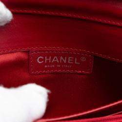 Pre Owned حقيبة كلاتش شانيل براءة الاختراع المبطنة حمراء شرق غرب مع سلسلة