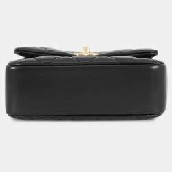 Pre Owned حقيبة شانيل بحمالة كتف ذات مقبض علوي جلد عجل لامع أسود مقلم حجم صغير