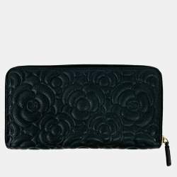 Pre Owned محفظة شانيل سحاب حول القرافيور كامليا مزينة شعار الماركة سي سي نقش أسود