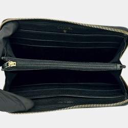 Pre Owned محفظة شانيل سحاب حول الق رافيور كامليا مزينة شعار الماركة سي سي نقش أسود