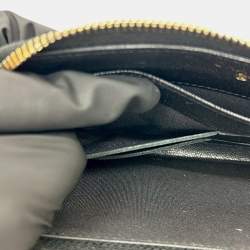 Pre Owned محفظة شانيل سحاب حول القرافيور كامليا مزينة شعار الماركة سي سي نقش أسود