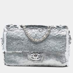 Pre Owned حقيبة كتف شانيل قلاب فردي صغيرة فضية بايليتس سيكوين