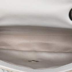 Pre Owned حقيبة كتف شانيل قلاب فردي صغيرة فضية بايليتس سيكوين