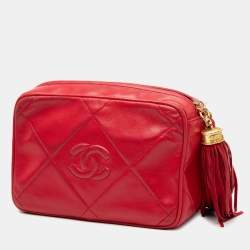 مملوكة مسبقًا حقيبة شانيال حمراء سي سي مبطنة جلد خروف شرابة كاميرا