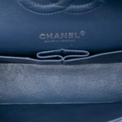 مملوكة مسبقًا حقيبة شانيل كلاسيك دينيم مزهرة متوسطة مزدوجة فلاب